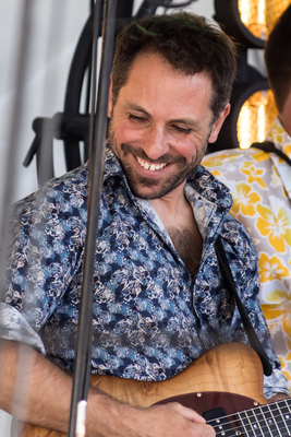 Le Tout Puissant Tropical Orchestra - Jonathan Lassartre - Guitare/Chant Le Tout Puissant Tropical Orchestra - Jonathan Lassartre - Guitare/Chant