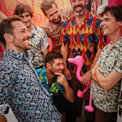 Le Tout Puissant Tropical Orchestra Photo De Groupe Verticale 2024